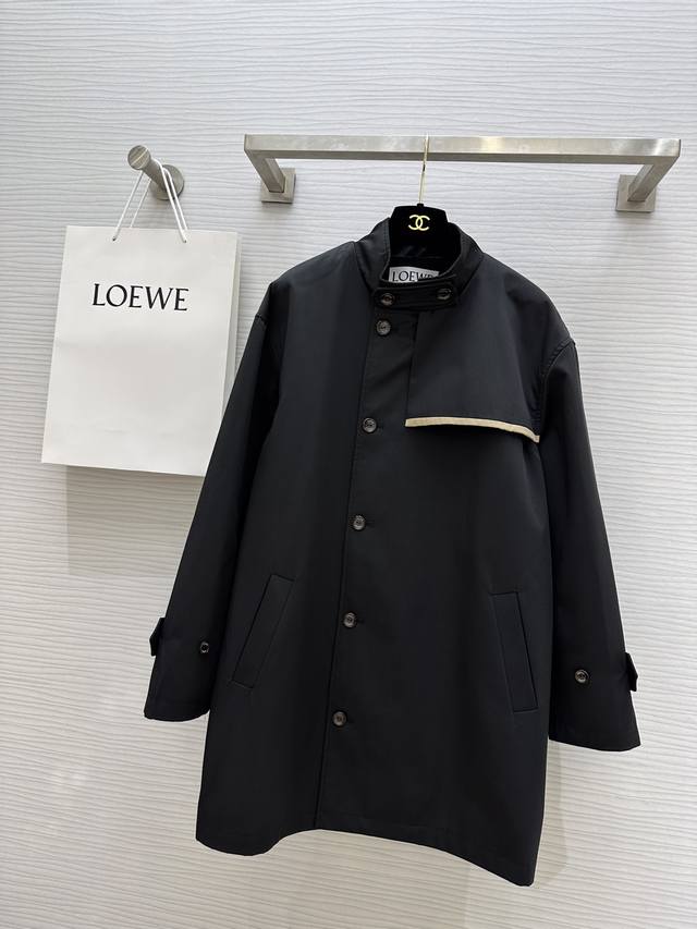 Loew 24早春新款 立领风衣外套 定制logo图案里布 很有造型感 日常出街或者野外防晒穿搭都很适合 拍起照来自带高级滤镜感 开模五金 高品质定制 现货首发